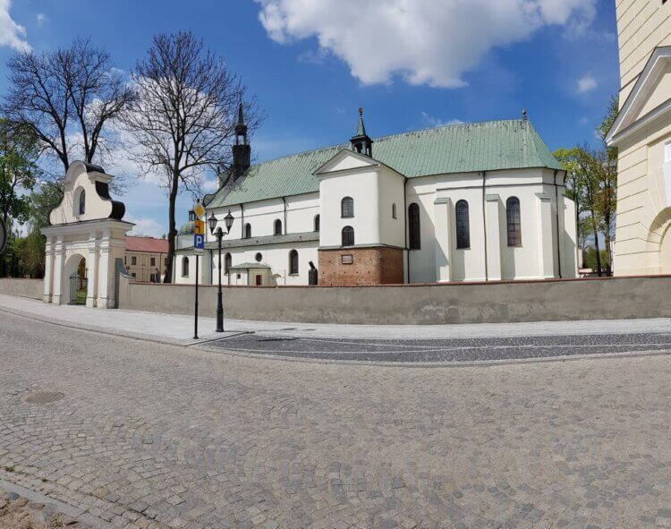 Bazyliki kolegiackiej Zwiastowania Najświętszej Maryi Panny w Pułtusku - Widok ogrodzenie oraz fasadę budynku